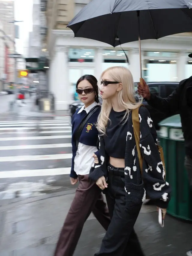 Jennie dan Rose BLACKPINK jalan-jalan di New York. [Foto: Instagram/roses_are_rosie]
