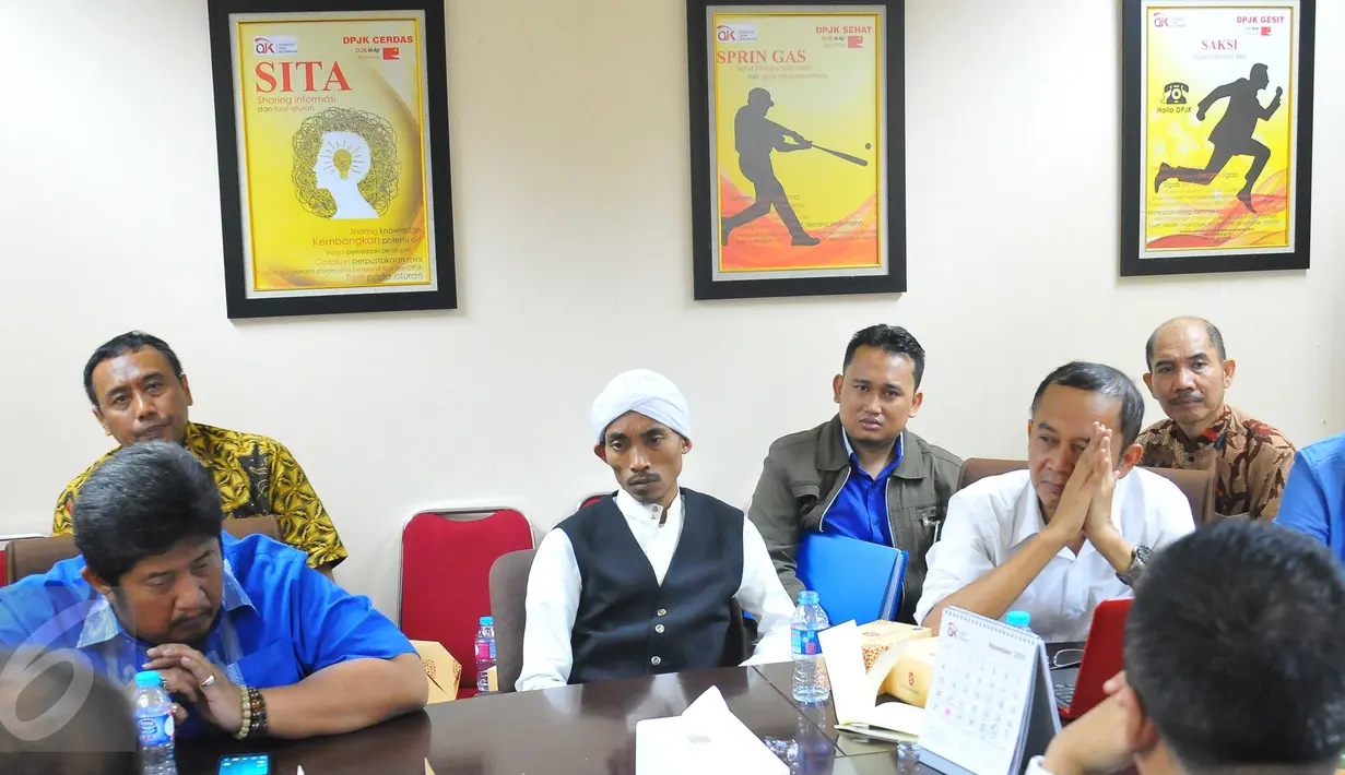 Ekspresi Salman Nuryanto saat di periksa Satgas Waspada Investasi OJK, Jakarta, Senin (28/11). Satgas ‎memutuskan menghentikan kegiatan penghimpunan dana masyarakat tersebut terhitung sejak tanggal 11 November 2016. (Liputan6.com/Angga Yuniar)
