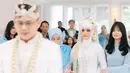 Dalam momen tersebut, tampak Salshadilla yang mengenakan gaun bernuansa biru muda. Kakak Devano Danendra itu juga begitu menawan dengan senyum merekah saat berjalan mendampingi Nadya Mustika menuju pelaminan menemui sang suami, Iqbal Rosadi, saat prosesi ijab kabul. (Liputan6.com/IG/@salshaindradjaja)