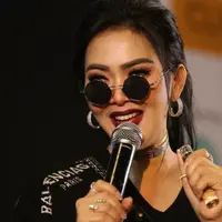 Foto di tepi tol Surabaya, Syahrini: Aku Suka Bingung.