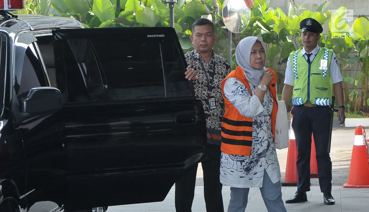 Kadis Peternakan Provinsi Jawa Timur Rohayati tiba di gedung KPK, Jakarta, Jumat (7/7). Rohayati diperiksa sebagai saksi terkait kasus suap pengawasan dan pemantauan DPRD Jawa Timur tentang penggunaan anggaran tahun 2017. (Liputan6.com/Helmi Afandi)