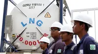 Petugas mengecek alat LNG di salah satu pusat perbelanjaan di Balikpapan, Kalimantan Timur, (27/10/2015). Untuk mempertahankan komitmennya, PT. Pertamina Gas (Pertagas) menyalurkan LNG untuk kebutuhan mal besar. (Liputan6.com/Immanuel Antonius)