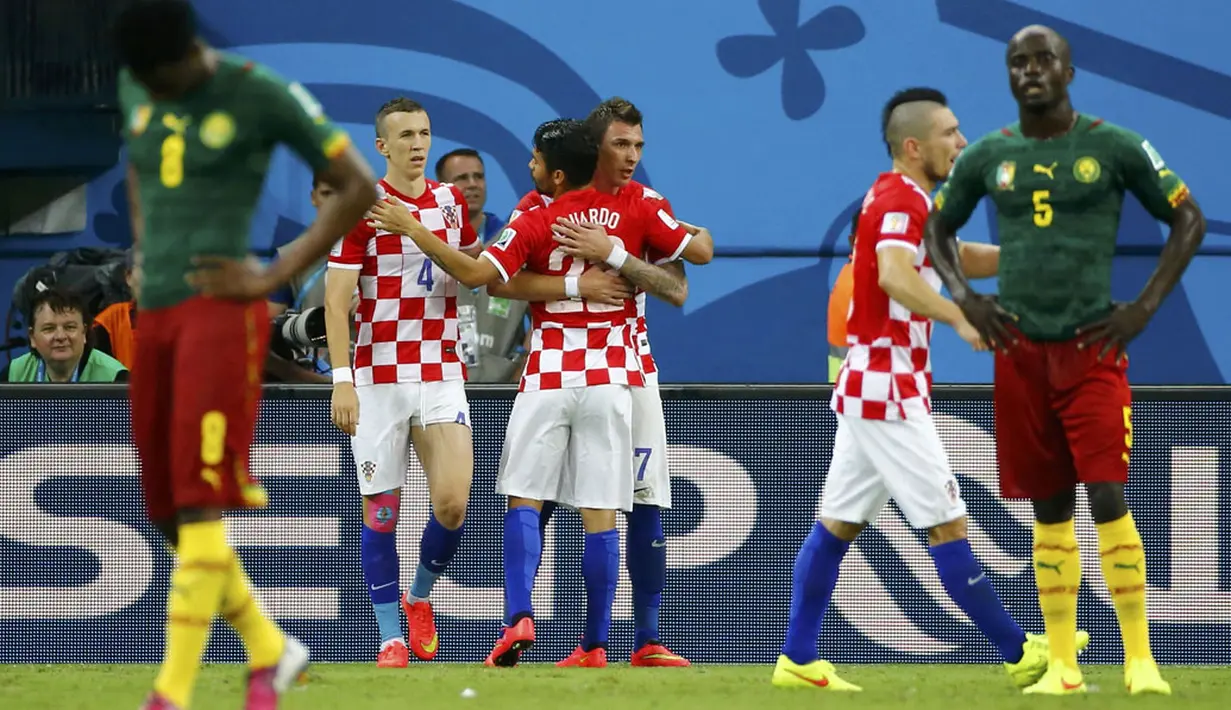 Dua pemain Kamerun tertunduk lesu usai dikalahkan Kroasia 0-4 di babak penyisihan Piala Dunia 2014 Grup A di Stadion Amazonia, Manaus, Brasil, (19/6/2014). (REUTERS/Murad Sezer) 