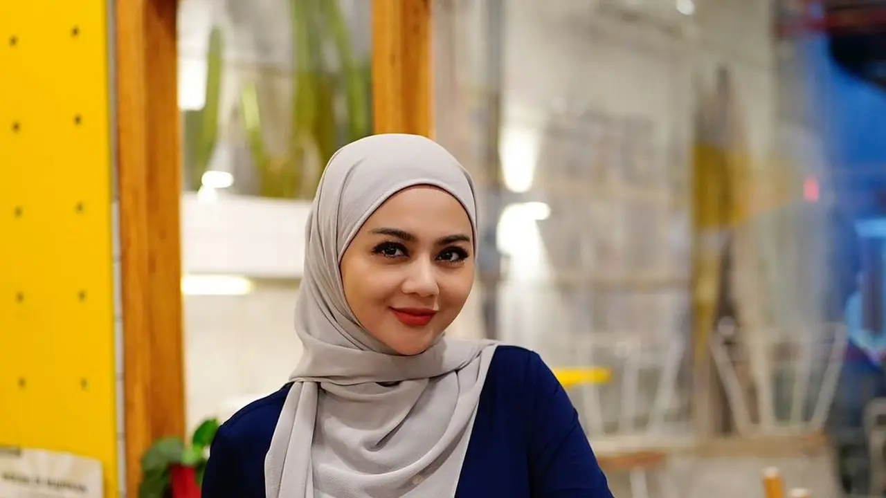Jenita Janet berhijab