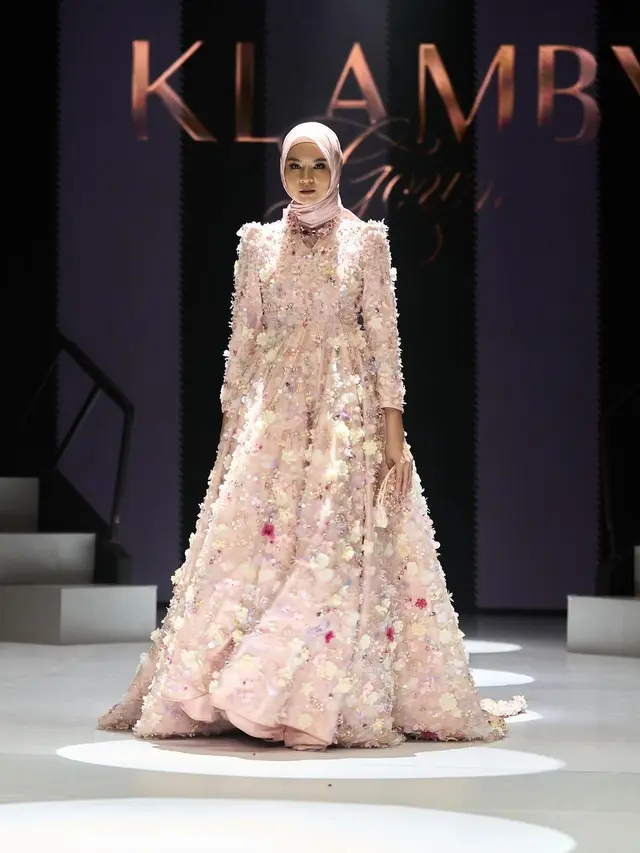 Klamby Tampilkan Koleksi Baju Lebaran Bertabur Bunga hingga Bawa Gebrakan Baru di PIFW 2024