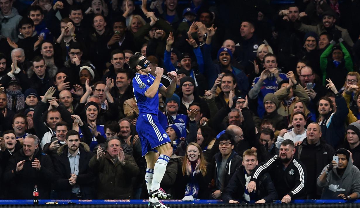 Ekspresi pemain Chelsea, Cesar Azpilicueta, setelah mencetak gol ke gawang West Bromwich Albion dalam lanjutan Liga Inggris di Stadion Stamford Bridge, London, (13/1/2016). (AFP/Ben Stansall)