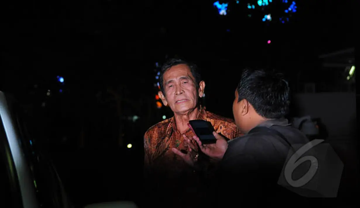 Anggota Tim 9, Tumpak Hatorangan Panggabean mendatangi Gedung KPK, Jakarta, Selasa (3/2/2015). Kedatangan Tim 9 untuk membahas permasalahan antara KPK dan Polri. (Liputan6.com/Faisal R Syam)