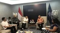 Menteri Perdagangan (Mendag) Zulkifli Hasan bertemu dengan dengan Dubes India untuk Indonesia Sandeep Chakravorty di Kantor Kementerian Perdagangan, Senin (6/11/2023). (Elza/Liputan6.com)