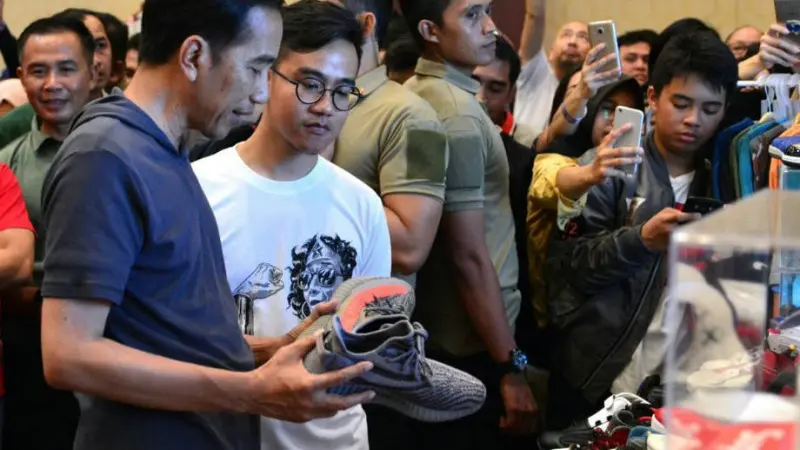 Sneakers merupakan salah satu jenis sepatu yang populer dan diminati oleh masyarakat di Indonesia, termasuk Presiden Joko Widodo (Jokowi). (@KSPgoid)