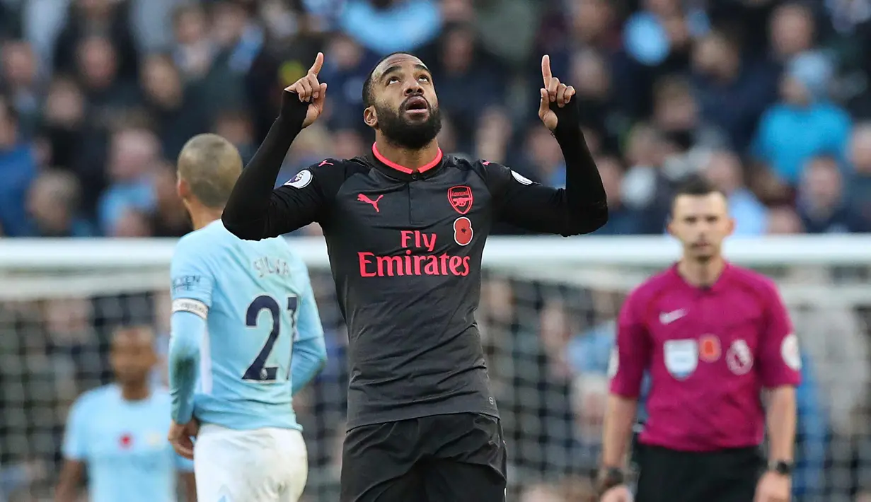 Penyerang Arsenal, Alexandre Lacazette melakukan selebrasi usai mencetak gol ke gawang Manchester City pada pertandingan lanjutan Liga Inggris di di Stadion Etihad, Inggris, (5/11). City menang atas Arsenal dengan skor 3-1. (Martin Rickett / PA via AP)