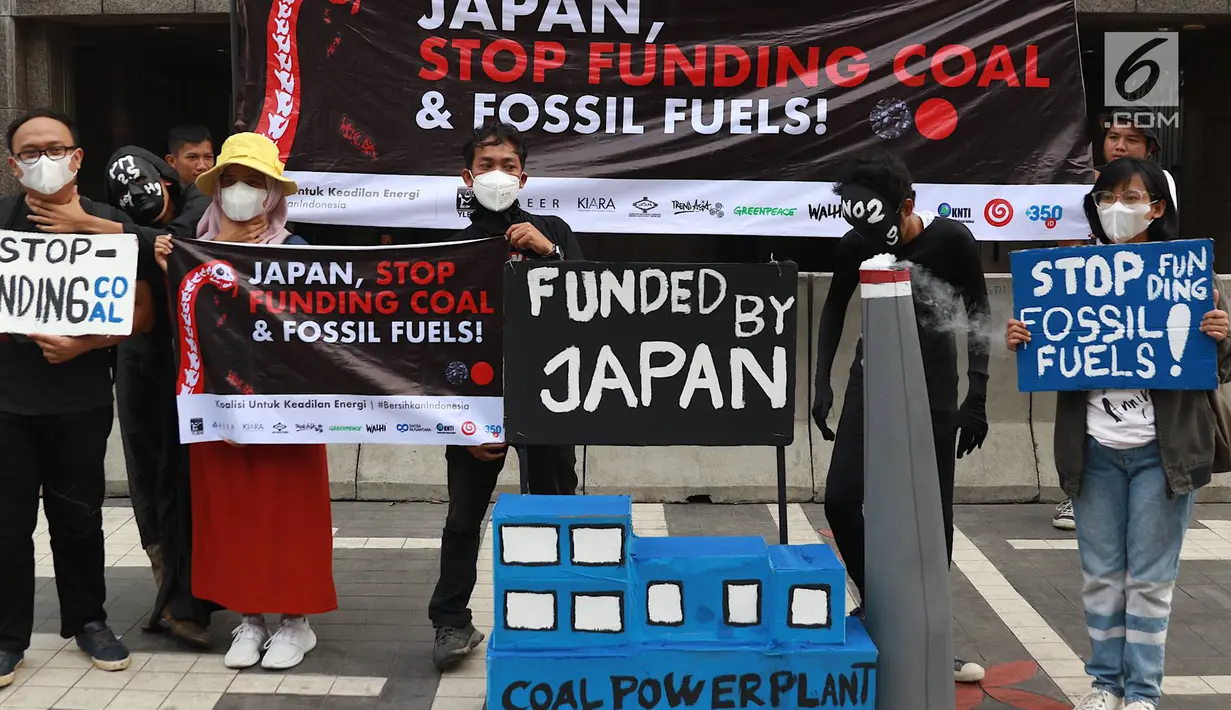 Aktivitis melakukan aksi di depan Kedubes Jepang di Jakarta, Rabu (26/6/2019). Dalam aksinya aktivis lingkungan yang mengatasnamakan Koalisi Untuk Keadilan Energi dan #BersihkanIndonesia meminta Jepang, selaku tuan rumah KTT G20 menunjukan kepemimpinan iklim. (Liputan6.com/Immanuel Antonius)