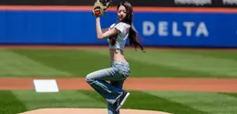 Jang Wonyoung saat melakukan first pitch di New York. (Associated Press/Yuki Iwamura)