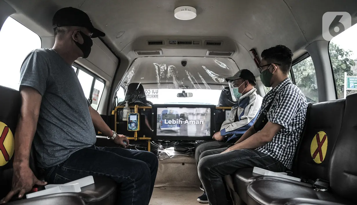 Warga saat menggunakan angkutan Jak Lingko All New Purwarupa Mikrotrans di Jakarta, Minggu (6/9/2020). All New Purwarupa mampu mengangkut hingga 15 penumpang, namun selama pandemi dibatasi 50 persen atau maksimal 7 orang. (merdeka.com/Iqbal S. Nugroho)