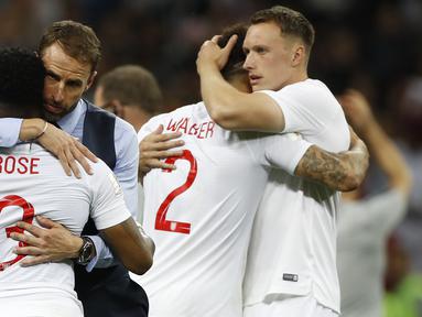 Pelatih Inggris, Gareth Southgate, menghibur pemainnya usai dikalahkan Kroasia pada laga semifinal Piala Dunia di Stadion Luzhniki, Moskow, Rabu (11/7/2018). Inggris kalah 1-2 dari Kroasia. (AP/Francisco Sego)