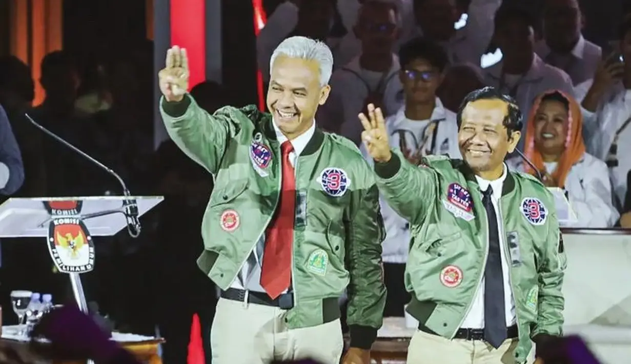 Keduanya kompak mengenakan bomber jaket warna hijau dari timechineco. Jaket bomber seharga Rp749 ribu ini ditambah dengan berbagai patch.  [@ganjar_pranowo]