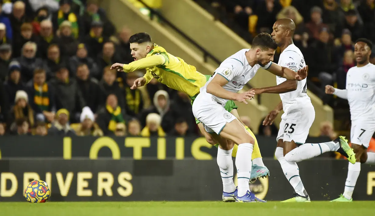 Sementara rival MU yakni Manchester City tampil trengginas saat menjalani laga tandang ke markas Norwich City pada pekan ke-25 Premier League, Minggu (13/2/2022). (AP/Rui Vieira)
