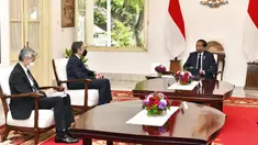 Presiden Joko Widodo (kanan) berbicara dengan Menteri Luar Negeri AS Antony Blinken (tengah) dan Duta Besar AS untuk Indonesia Sung Kim (kiri) saat pertemuan di Istana Merdeka, Jakarta, 13 Desember 2021. (Agus Suparto, Indonesian Presidential Palace via AP)