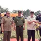 Pj Gubernur Jatim, Adhy Karyono memimpin Apel Siaga Gabungan Pengendalian Kebakaran Hutan dan Lahan (Karhutla) 2024 di Lapangan Desa Trawas, Kabupaten Mojokerto, Selasa (23/7/2024). (Istimewa)