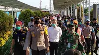 Kapolda Jawa Barat Irjen Pol Rudy Sufahriadi bersama Panglima Kodam III/Siliwangi Mayjen TNI Nugroho Budi Wiryanto di Stasiun Bogor, Rabu (15/4/2020). (Liputan6.com/ Achmad Sudarno)