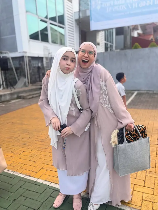 Sienna Putri Marshanda dengan Ibu Sambungnya (Foto: Instagram @nesyanabila)