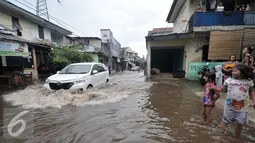 Sebuah mobil berusaha menerobos banjir di kawasan Kemang Utara, Jakarta Selatan, Rabu (20/7). Akibat intensitas hujan deras yang mengguyur Jakarta, sejumlah ruas jalan tergenang air. (Liputan6.com/Yoppy Renato)