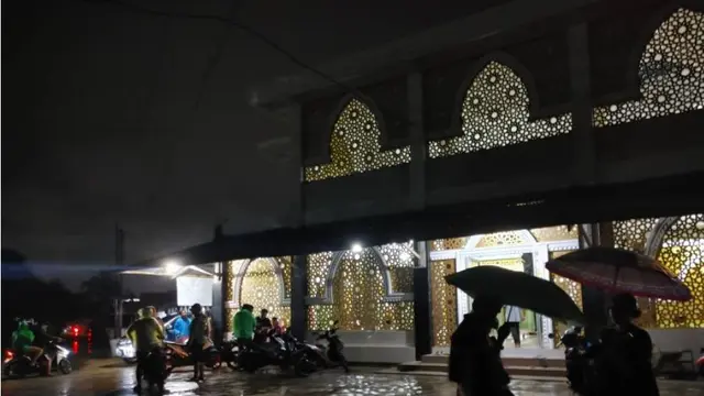 Puluhan warga kawasan Jalan Atlas mengungsi di Masjid Taufiq, Ulak Karang Utara, Padang, Sumatera Barat (Sumbar) akibat banjir.