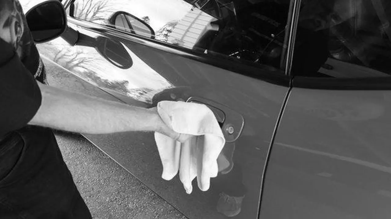 Membersihkan Mobil