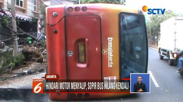 Bus Transjakarta terguling setelah hilang kendali dan menabrak pohon di Jalan Tentara Pelajar, Kebayoran Lama. Tidak ada korban jiwa dalam kejadian ini, namun sopir bus luka-luka.