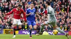 Pemain Manchester United Marcus Rashford (kiri) mencetak gol ke gawang Leicester City pada pertandingan sepak bola Liga Inggris di Stadion Stamford Bridge, Manchester, Inggris, 19 Februari 2023. Manchester United mengalahkan Leicester City dengan skor 3-0. (AP Photo/Dave Thompson)