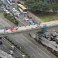 Pekerja menyelesaikan proyek jembatan simpang susun semanggi, Jakarta, Selasa (21/3). Proyek Simpang Susun Semanggi atau interchange Semanggi direncanakan selesai pada Agustus 2017 mendatang. (Liputan6.com/Angga Yuniar)