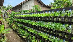7 Desain Kebun Mini di Pagar Rumah Pakai Botol Plastik yang Mudah Dibuat