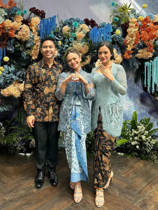 Amel Carla baru saja mengunggah beberapa potret dirinya datang ke suatu acara pertunangan. Penampilannya sontak menarik perhatian netizen dan banjir pujian. [Foto: Instagram/amelcarla]