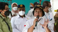 Menteri Lingkungan Hidup dan Kehutanan Siti Nurbaya (kanan) saat memantau mudik di Terminal Penumpang Pelabuhan Tanjung Priok, Jakarta, Selasa (26/4/2022). Kunjungan tersebut dalam rangka memantau persiapan mudik minim sampah. (Liputan6.com/Herman Zakharia)