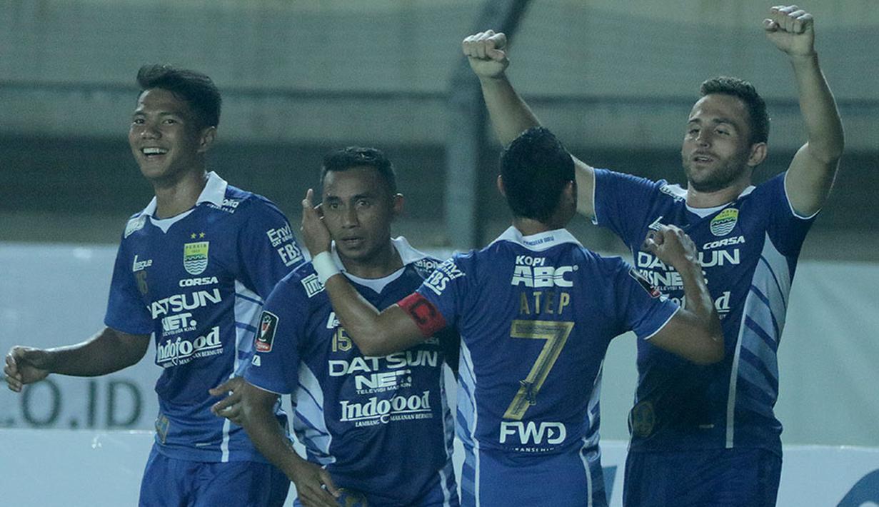 Selebrasi pemain Persib Bandung, Ilija Spasojevic, setelah mencetak gol kedua ke gawang Persiba Balikpapan dalam turnamen Piala Presiden 2015 di Stadion Si Jalak Harupat, Bandung. Rabu (2/9/2015). (Bola.com/Peksi Cahyo)