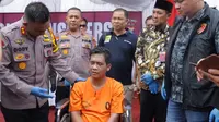 Kapolres Indragiri Hulu AKBP Doddy Wirawijaya berbincang dengan pelaku pembunuhan dan pencabulan anak di bawah umur. (Liputan6.com/M Syukur)