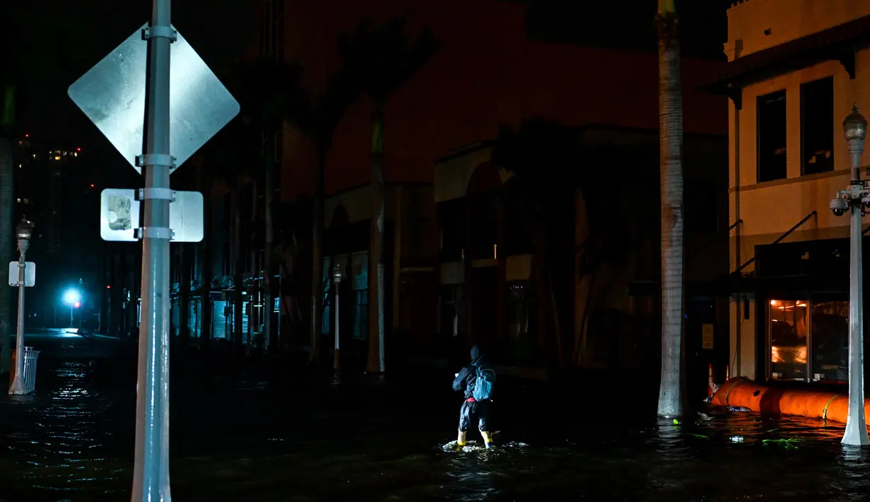 Badai Milton membawa angin kencang, gelombang air, dan potensi banjir di sejumlah wilayah Florida, Amerika Serikat. (CHANDAN KHANNA/AFP)