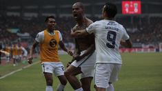 BRI Liga 1 2023/2024 telah memasuki putaran kedua dan hampir merampungkan laga-laga pada pekan ke-23. Lima pemain yang didominasi pemain asing asal Brasil kini tengah memimpin dalam daftar 5 besar top skor sementara BRI Liga 1 2023/2024. Siapa saja? Yuk disimak uraiannya berkut ini. (Bola.com/Ikhwan Yanuar)