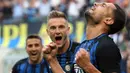 Bek Inter Milan, Danilo D'Ambrosio, melakukan selebrasi usai mencetak gol ke gawang Genoa pada laga Serie A di Stadion Giuseppe Meazza, Minggu (24/9/2017). Inter Milan menang 1-0 atas Genoa. (AP/Matteo Bazzi)