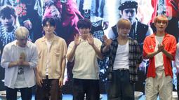 Dalam acara tersebut setiap member NTC127 menandatangani album mereka untuk 35 NCTzen. (Liputan6.com/Herman Zakharia)