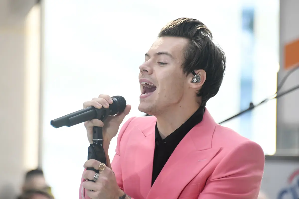 [Bintang] Harry Styles Tampil Keren di Today Show