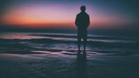Ilustrasi diam, melamun, merenung, hening, tenang. (Photo by Dan Musat on Unsplash)