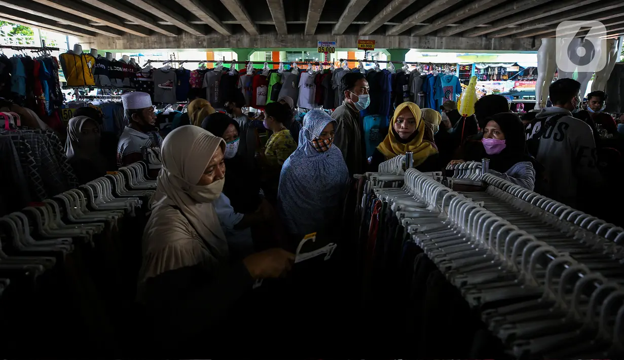 Pengunjung melihat-lihat pakaian yang dijual di Pasar Tanah Abang, Jakarta Pusat, Minggu (2/5/2021). Pusat Grosir Pasar Tanah Abang ramai didatangi pengunjung yang berbelanja menjelang Lebaran dengan berdesak-desakan tanpa jaga jarak. (Liputan6.com/Johan Tallo)