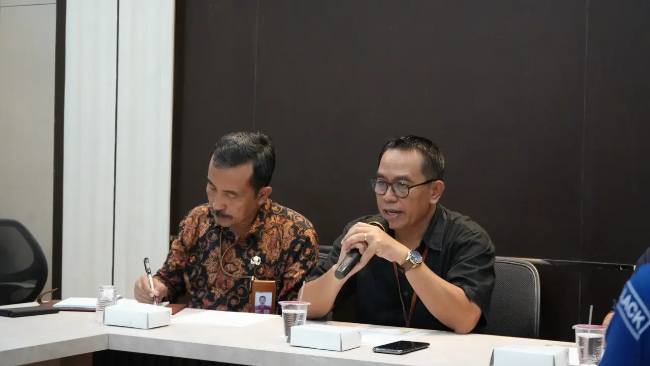Wakil Rektor III Unej Bidang Kemahasiswaan &Alumni, Dr Fendi Setyawan (baju hitam) dalam jumpa pers di kampus Unej (Istimewa)