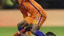 Pemain Belanda, Georginio Wijnaldum (atas) merebut bola dari pemain Skotlandia, Andrew Robertson pada laga persahabatan di Pittodrie, Aberdeen, Skotlandia (9/11/2017). Belanda menang 1-0. (Andrew Milligan/PA via AP)
