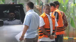 Tersangka Sudarman (kedua kiri) tiba untuk pemeriksaan di gedung KPK, Jakarta, Kamis (25/7/2019). Sudarman diperiksa sebagai tersangka terkait kasus dugaan korupsi memberikan atau menerima hadiah atau janji terkait penanganan perkara di PN Balikpapan pada tahun 2018. (merdeka.com/Dwi Narwoko)