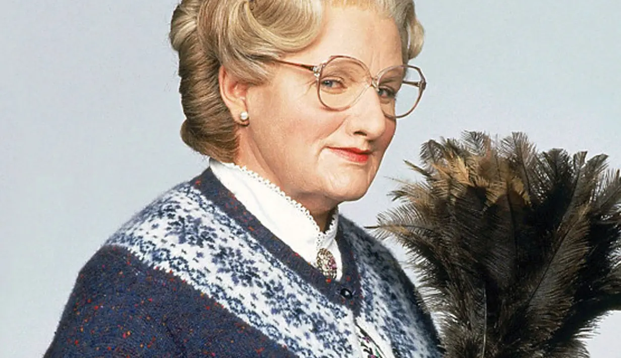 Mrs. Doubtfire (1993). Usai bercerai dengan istrinya, Daniel Hillard (Robin Williams) mengaku kangen dengan anak-anaknya yang diasuh oleh istrinya. Iapun rela menyamar menjadi seorang pengasuh bernama Mrs. Doubtfire di kediaman istrinya (Istimewa)