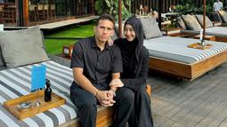 Pesepakbola berusia 23 tahun ini juga menuliskan keterangan unggahan singkat namun menyentuh untuk sang istri tercinta di postingan terbarunya tentang foto ulang tahun Adiba. Adiba pun turut membalas postingan sang suami dengan komentar bahwa ia sangat bahagia. Tak lupa Adiba juga ungkap ‘I love you’ dalam komentarnya di postingan sang suami. (Liputan6.com.IG/@adiba.knza)