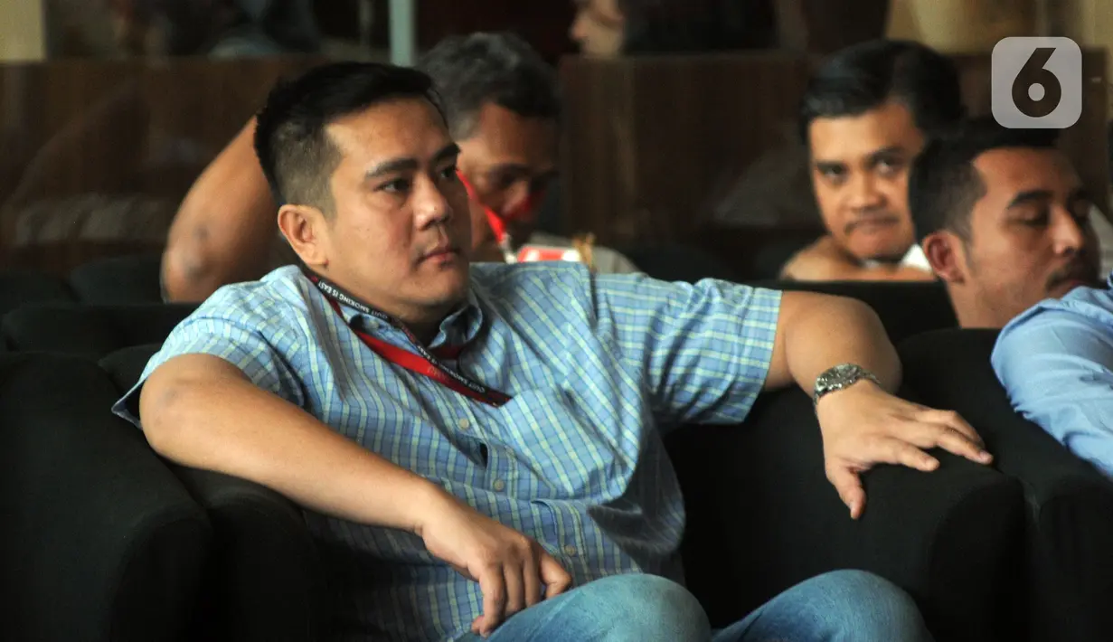 Putra Menkumham Yasonna Laoly, Yamitema Tirtajaya Laoly menunggu di lobi gedung KPK, Senin (18/11/2019). Yamitema diperiksa sebagai saksi untuk tersangka Kepala Dinas PUPR Kota Medan nonaktif Isa Ansyari terkait kasus suap proyek jabatan di lingkungan Pemerintah Kota Medan. (merdeka.com/Dwi Narwoko)