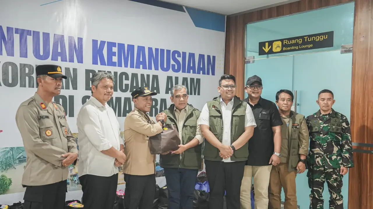 Ketua MPR RI Ahmad Muzani menyalurkan bantuan kemanusiaan bagi masyarakat terdampak bencana banjir dan tanah longsor di Sumatera Utara (Sumut).