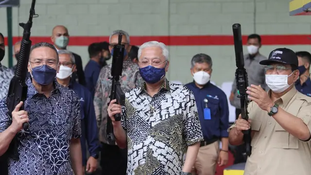 Menhan Prabowo Subianto mendampingi PM Malaysia Dato' Sri Ismail Sabri Yaakob dan Menhan Malaysia Dato' Seri Hishammuddin Hussein mengunjungi kantor pusat PT Pindad di Bandung, Kamis (11/11/2021).